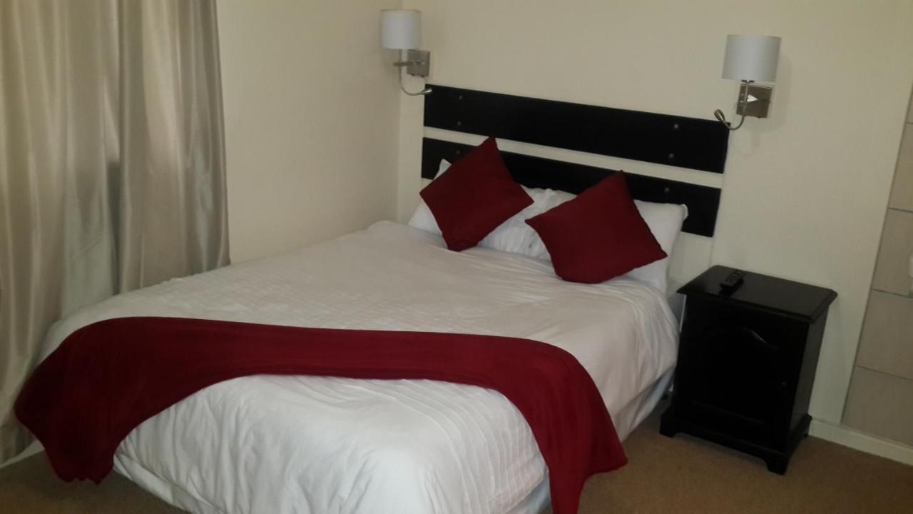 Victoria Hotel Bredasdorp Buitenkant foto